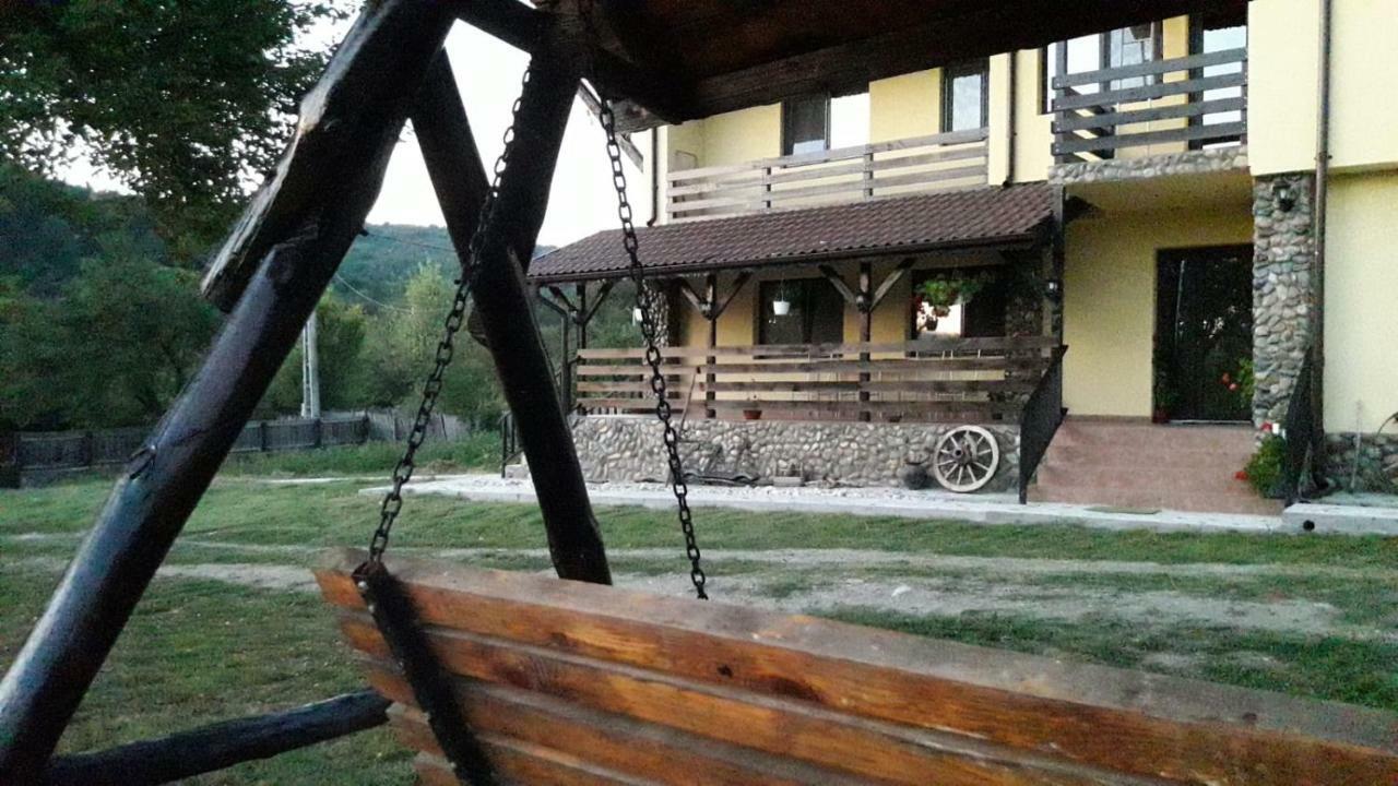 Pensiunea Gradinarilor Cu Ciubar Si Statie De Incarcare Electrica Auto Comanesti (Mehedinti) Exterior foto